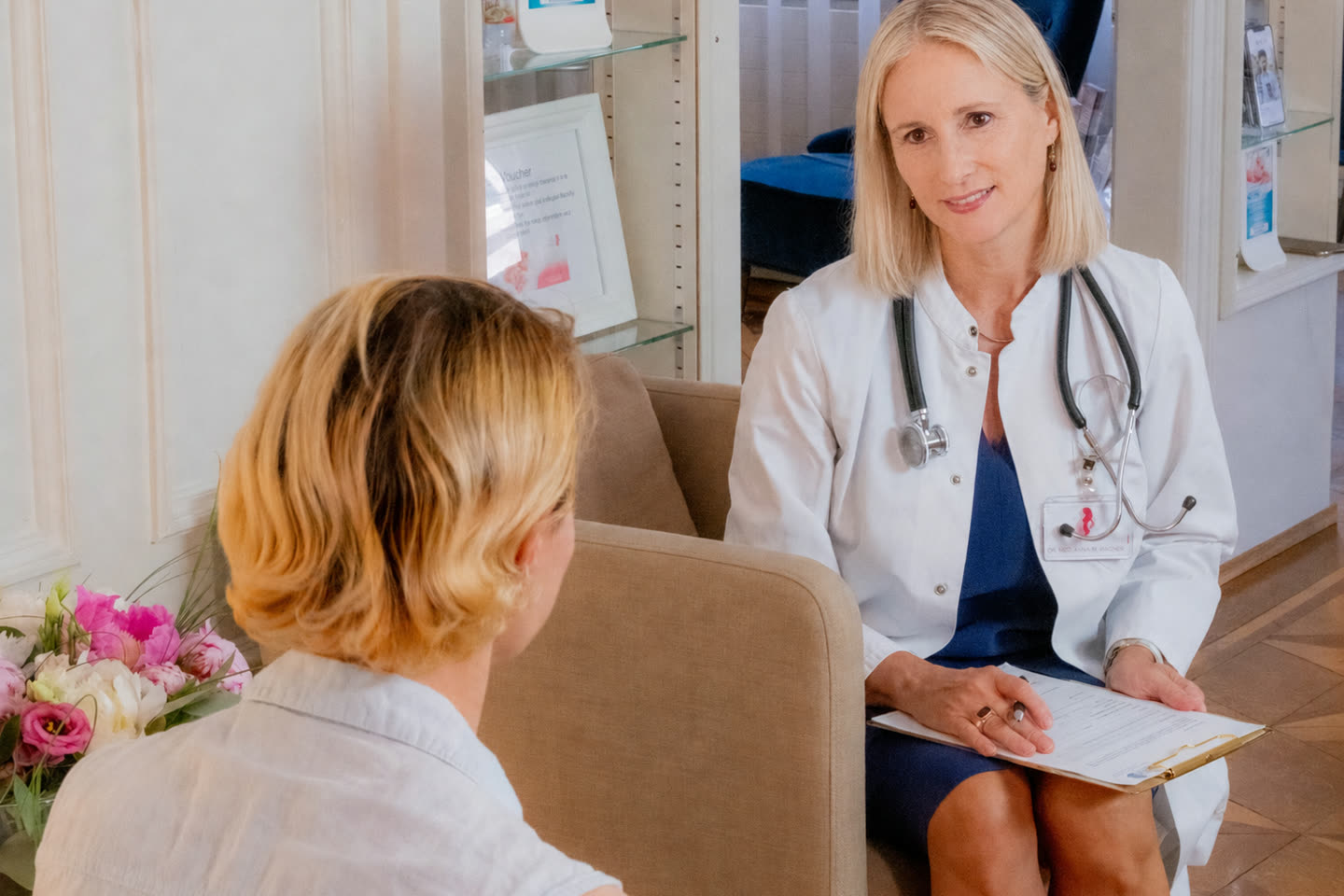 Dr. Anna M. Wagner im Gespräch mit einer Patientin in ihrer Praxis in Basel