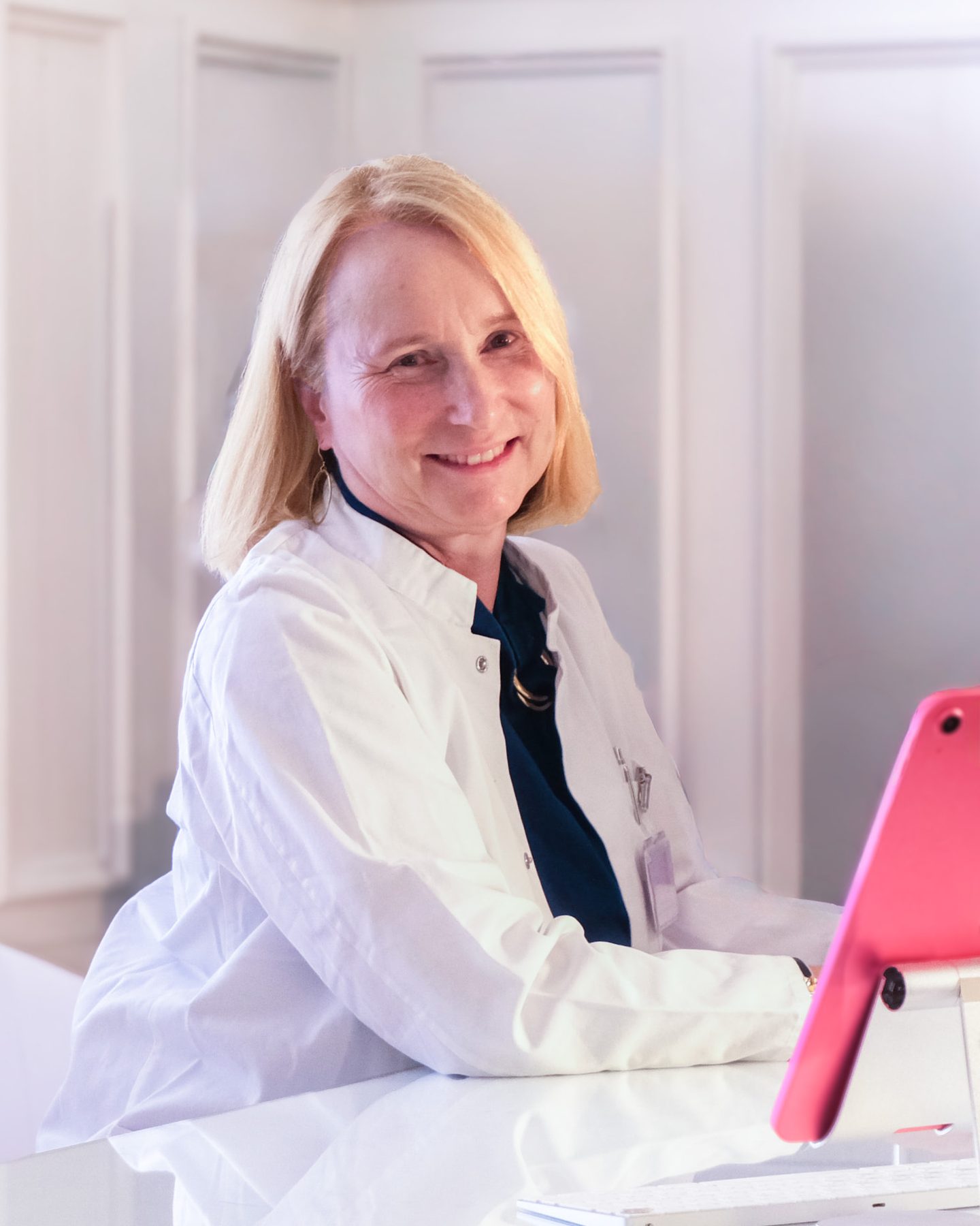 Dr. Anna Margareta Wagner an ihrem Schreibtisch, Blick in die Kamera