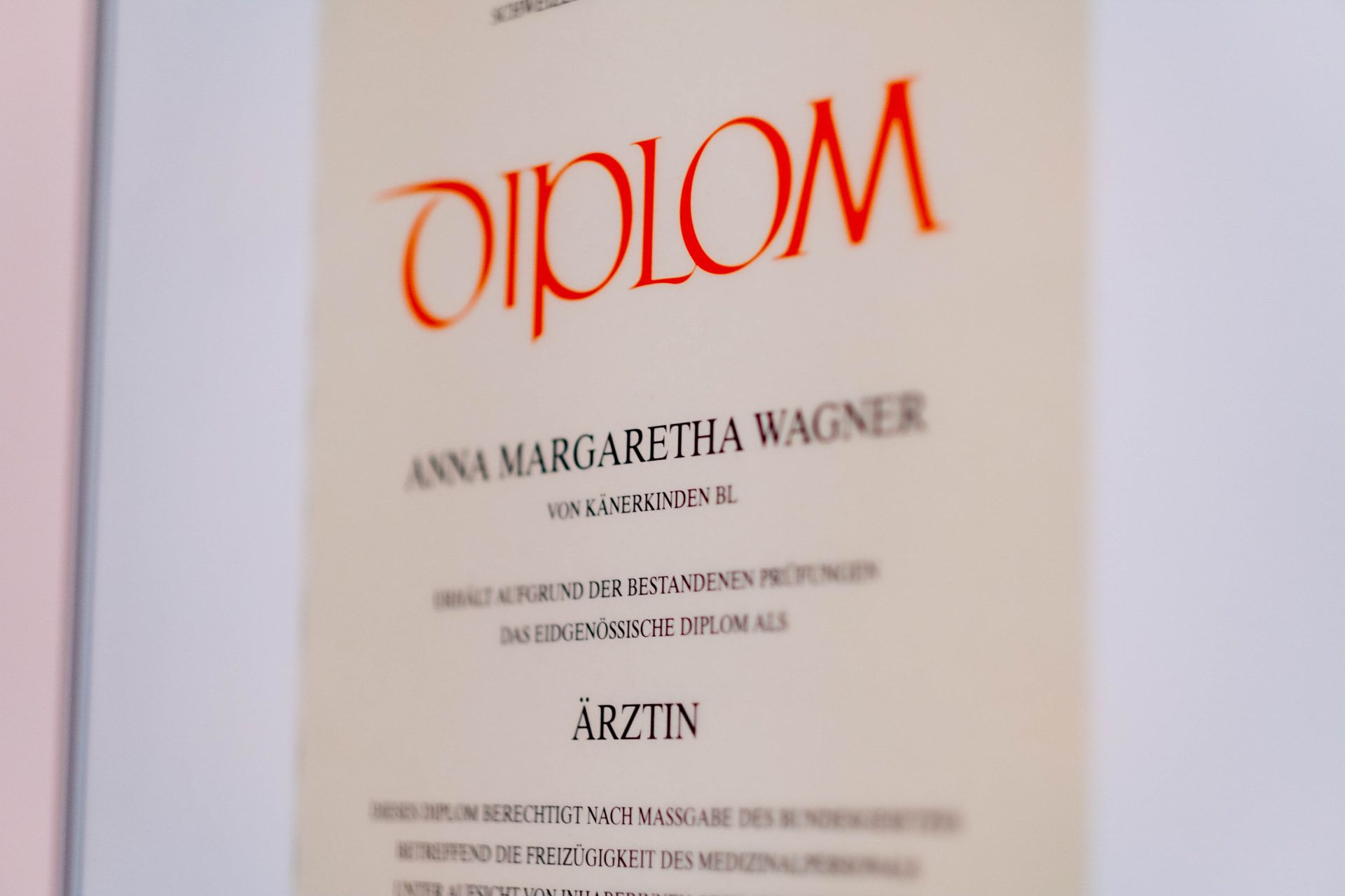 Gerahmte Diplome und Zertifikate an der Wand der Praxis.