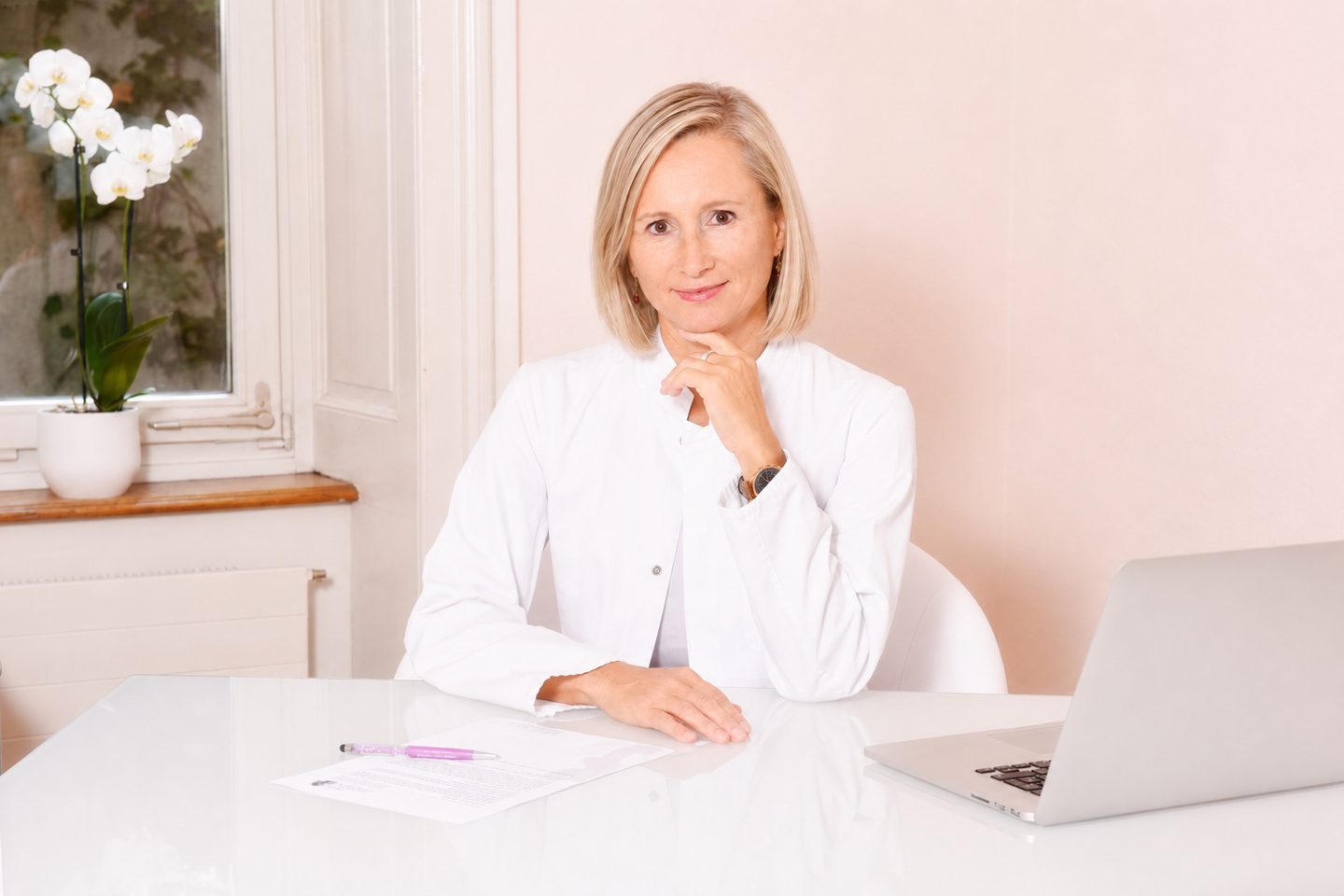 Dr. med. Anna M. Wagner in ihrer Praxis in Basel